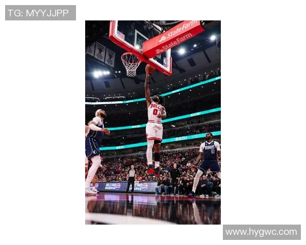 拉文带领公牛挑战独行侠双方激战引发球迷热议与期待